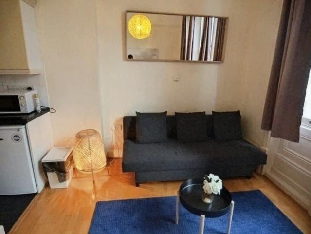 1 bed flat at Holland Park available NOW