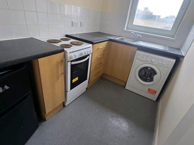 1 Bed Flat available Near University & Station