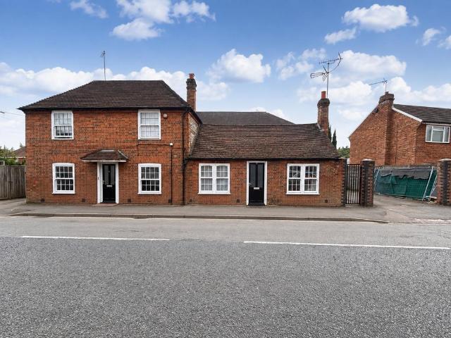 1 Bed Flat, Abbey Barn Road, High. 1 bed flat to rent £950 pcm £219 pw