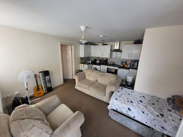 1 Bed Flat, Adelaide St, LU1