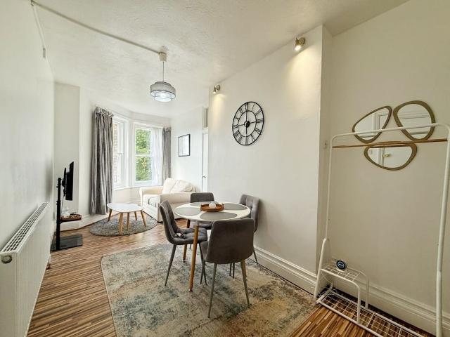 1 Bed Flat, Albany Grove, LU2
