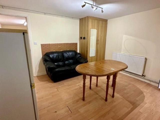1 Bed Flat, Almorah Road, TW5