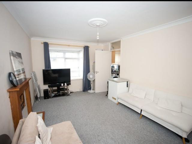 1 Bed Flat, Bullar Road, SO18