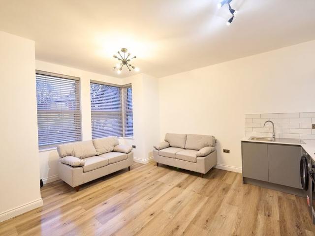 1 Bed Flat, Broomfield Crescent, LS6