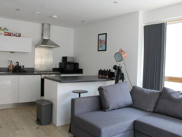 1 Bed Flat, Canal Wharf, B1