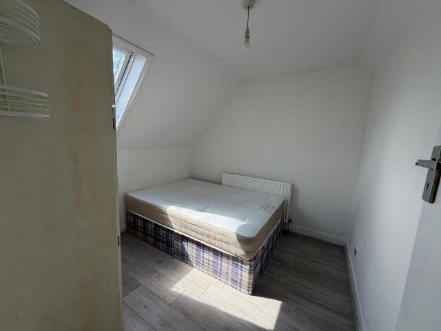 1 Bed Flat, Catherine Gardens, TW3