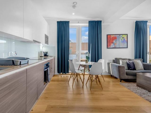 1 Bed Flat, Central House, TW3