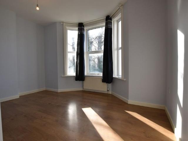 1 Bed Flat, Crescent Road, LU2
