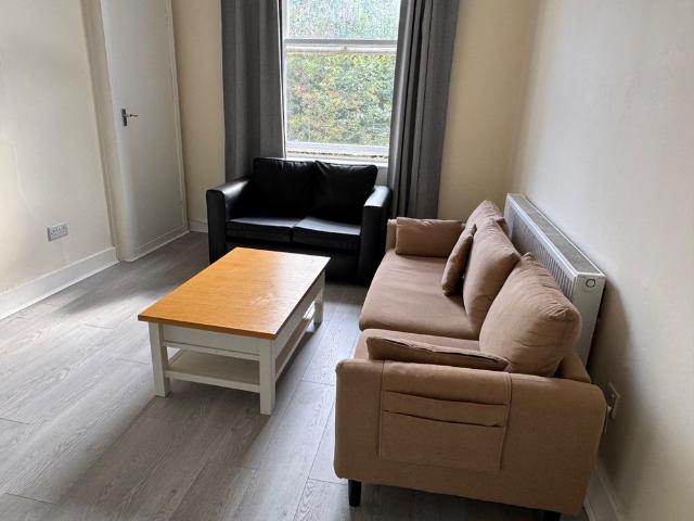 1 Bed Flat, Downfield Place, EH11