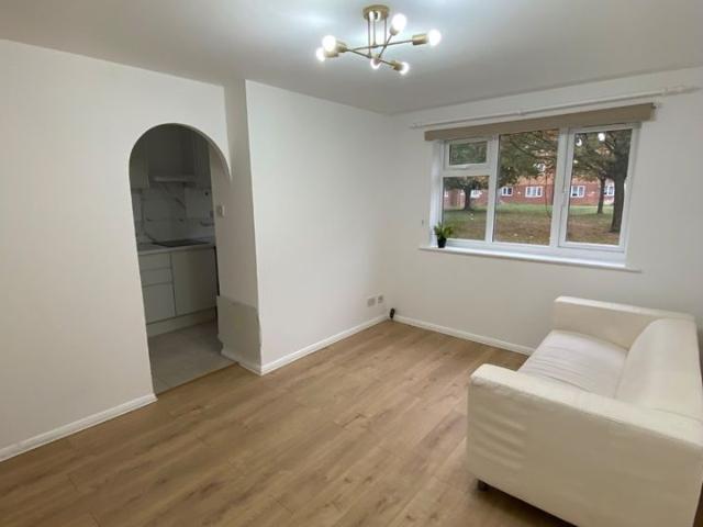 1 Bed Flat, Express Drive, IG3