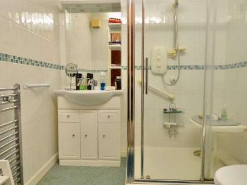 Flat for sale in Burhill - Garden, Lift