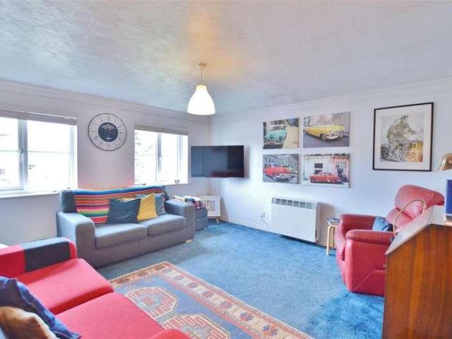 2 bed flat for sale