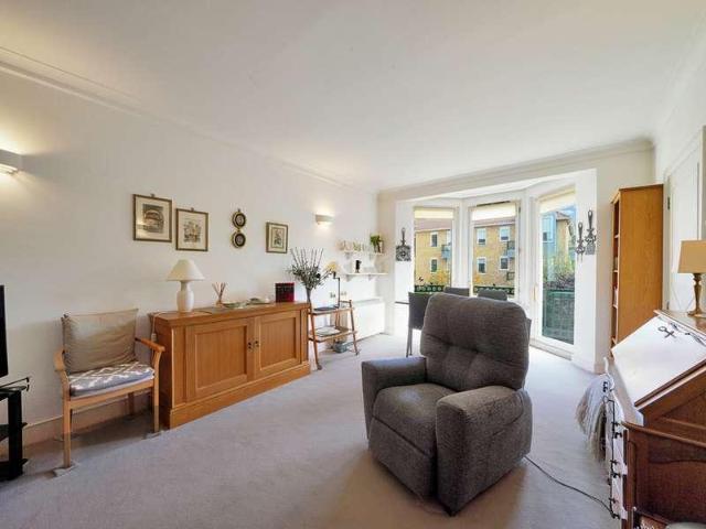 2 bed flat for sale