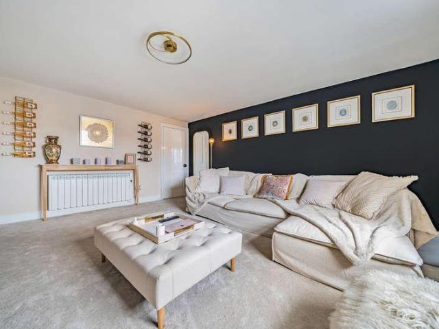 2 bed flat for sale