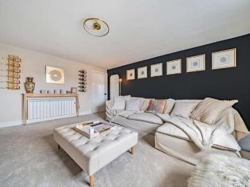 2 bed flat for sale