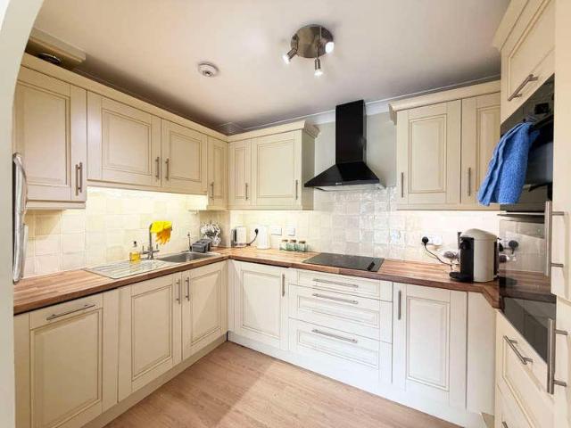 2 bed flat for sale