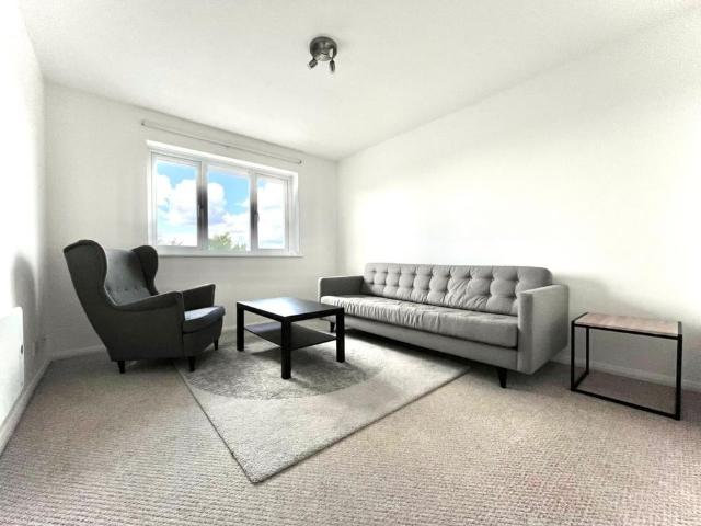 1 Bed Flat, Goodmayes Road, IG3