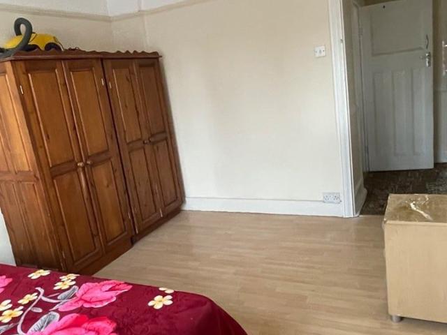 1 Bed Flat, Grasmere Gardens, IG4
