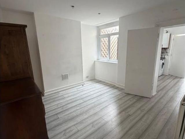 1 Bed Flat, Haling Down Passage, CR2
