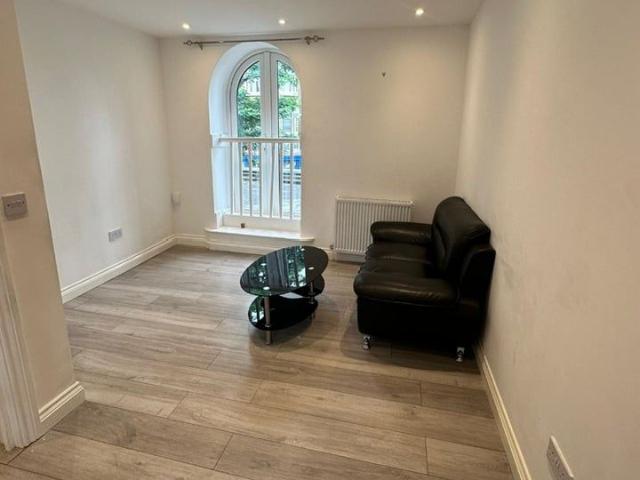 1 Bed Flat, High Street, TW3