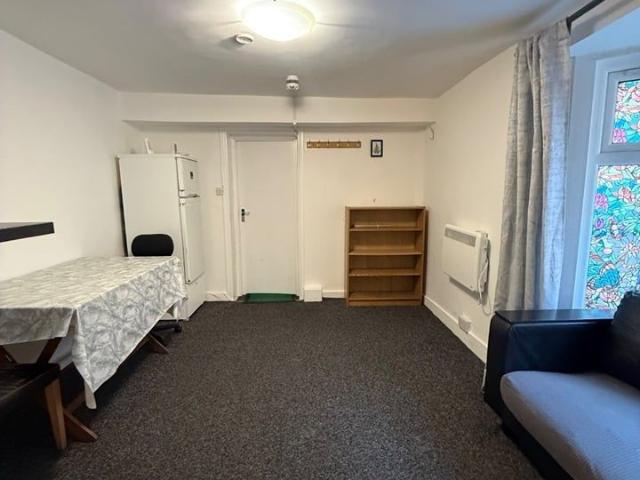 1 Bed Flat, High Road, IG1