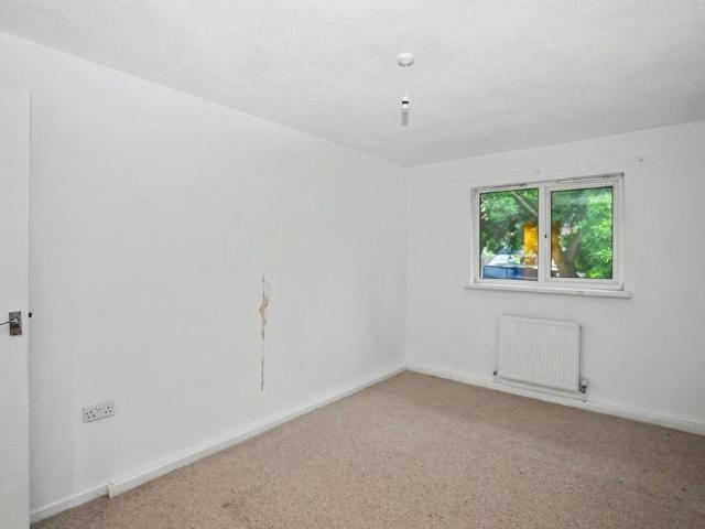 1 Bed Flat, Highlands Drive, LS10