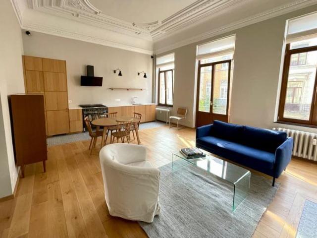 1 bed flat Ixelles, mouldings and parquet