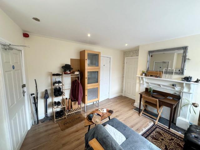 1 Bed Flat in Stunning Character Stone Villa LS18