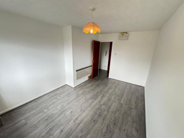 1 Bed Flat, Pittman Gardens, IG1