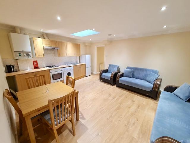 1 Bed Flat + Private Patio | Finsbury Park ✨