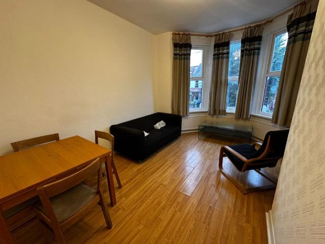 1 bed flat, Radcliffe Road, London, N21 1 bed terraced house to rent £1,450 pcm £335 pw