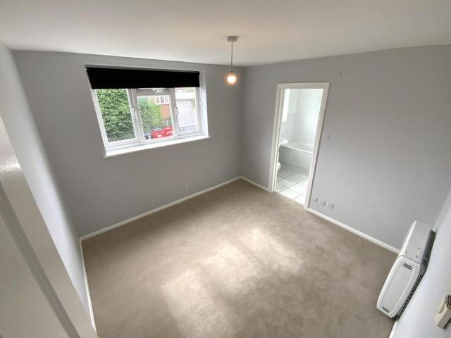 1 Bed Flat – Surbiton Hook Road, KT6