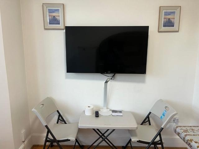1 Bed Flat, Seymour Gardens, IG1