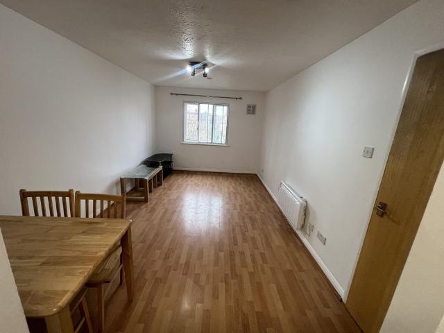 1 Bed Flat, The Beeches, TW3