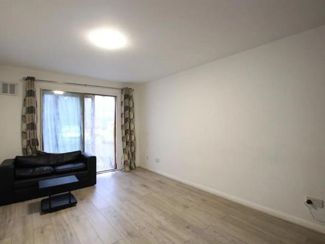 1 Bed Flat, The Beeches, TW3