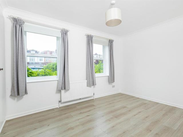 1 bed flat to rent in Dovecote Gardens, Mortlake SW14 | James Anderson