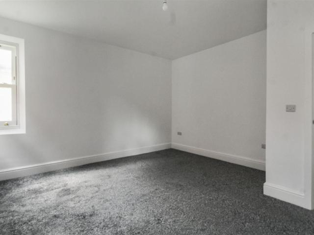 2 bed flat to rent in Flat 1, Forest Road West, Nottingham, NG7 4EQ