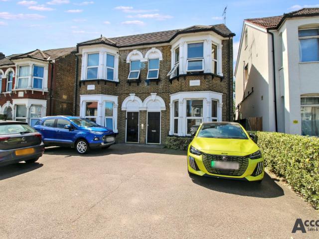 1 bed flat to rent in South Street, Romford, RM1