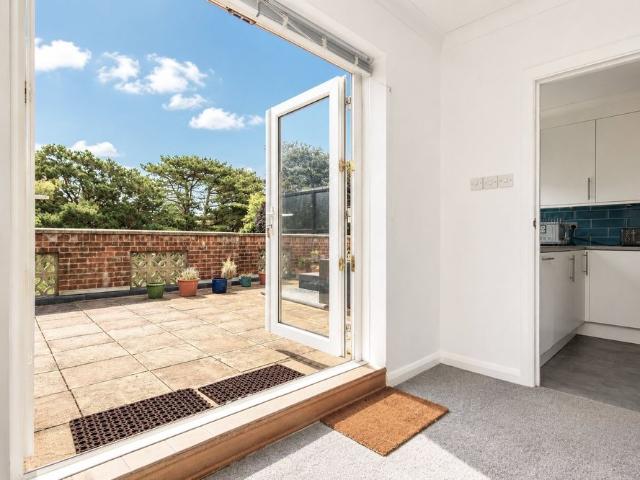 1 bed flat to rent in The Avenue, Branksome Park, BH13