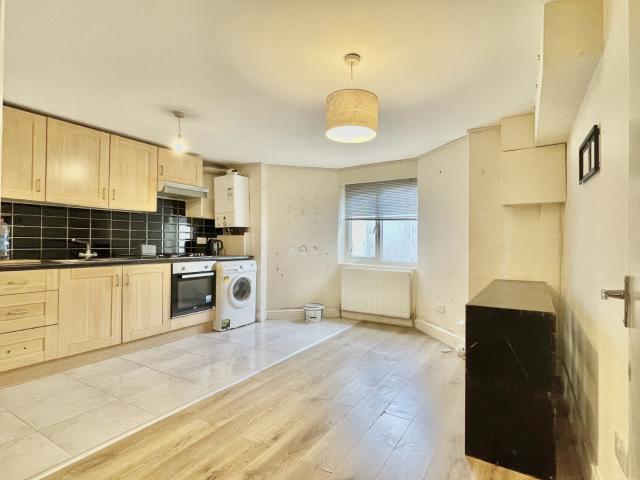 1 bed flat to rent Longley Road, London SW17