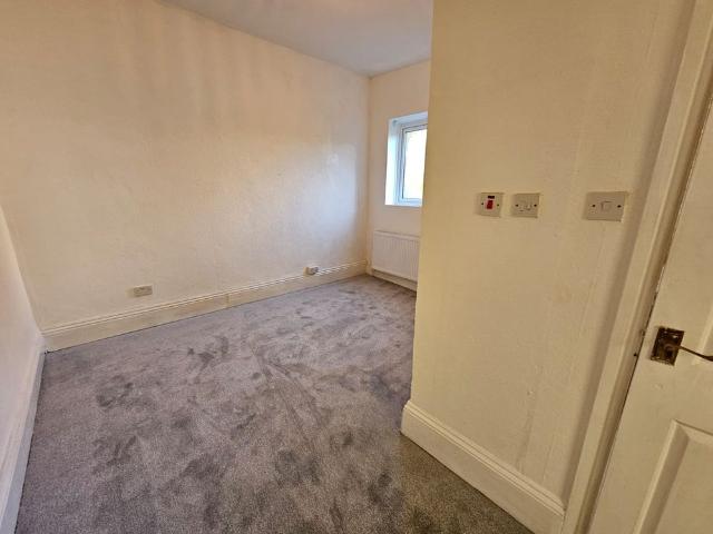 1 Bed Flat, Wellington Street West, M7