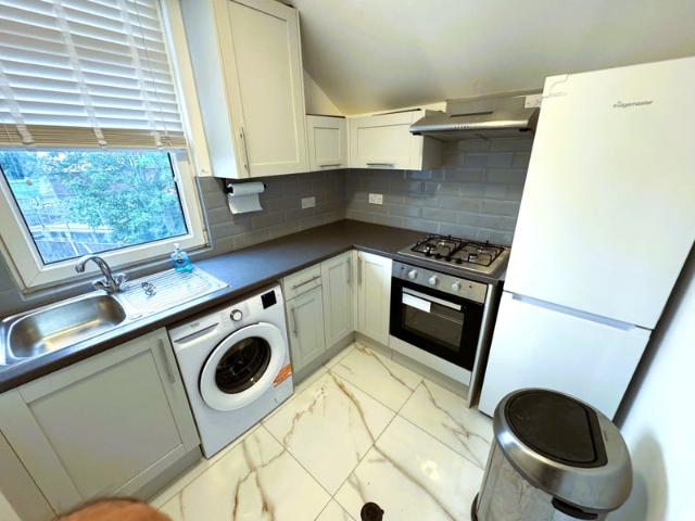 1 Bed Flat with Garden and Driveway £1350 Pcm