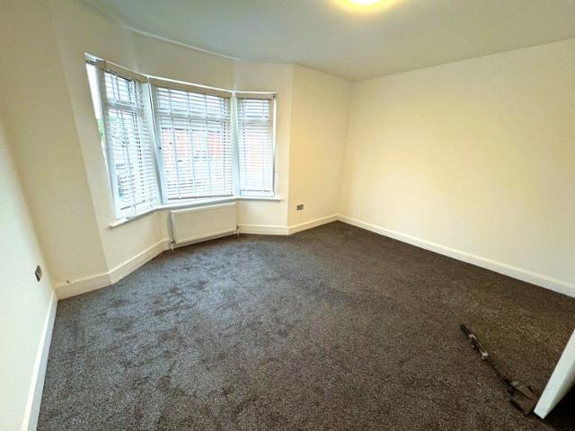 1 Bed Flat with Garden and Driveway £1400 Pcm