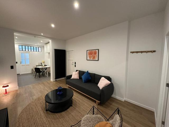 1 bed flat with terrace in St Gilles