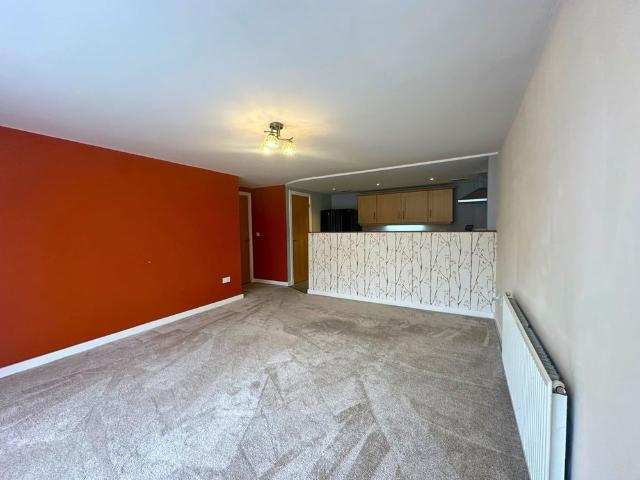 1 Bed Flat, Woodside Court, LS18