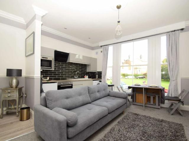 1 bed ground floor flat to rent in Royal Crescent, Scarborough, North Yorkshire, YO11