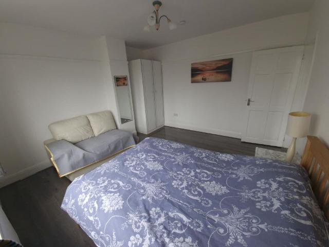 1 bed house share to rent in Back Room, Oldbury Court Road, Fishponds