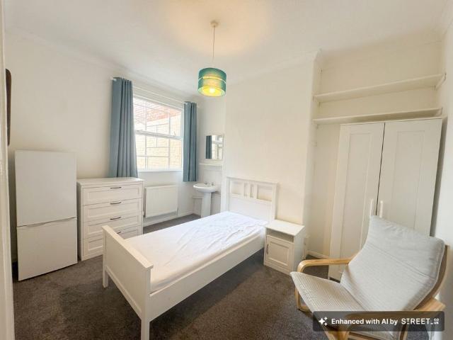 1 bed house share to rent in Belvedere Road, Taunton, TA1