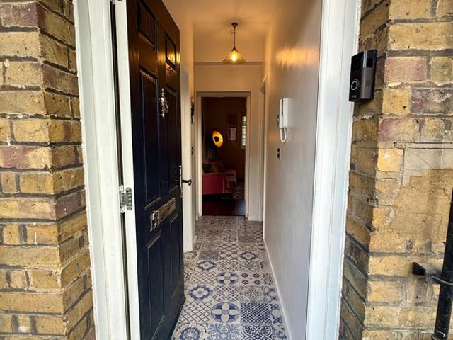 1 bed modern flat in SE17