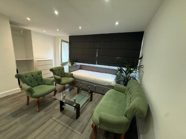 1 bed Semi Detached House To Let
